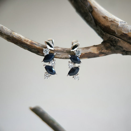 Silver earrings with 2.15ct sapphire, cubic zirconia