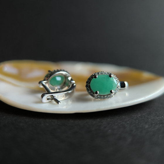 Silver Earrings with a 2.9-carat Emerald