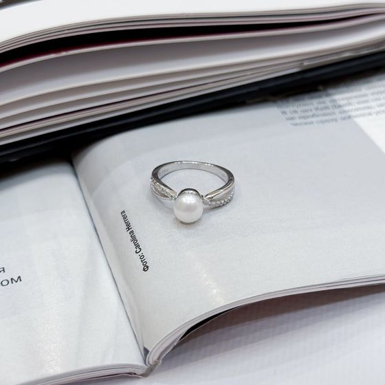 Срібна каблучка з перлами, фіанітами