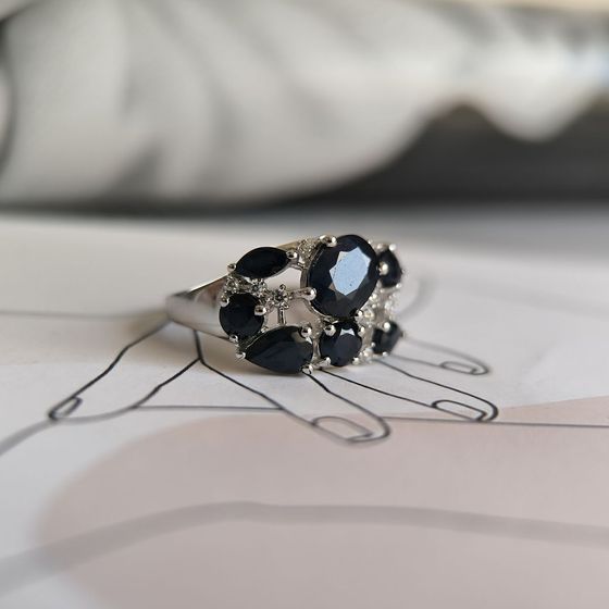 Срібна каблучка з сапфіром 3.823ct, фіанітами