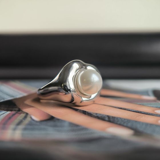 Silver ring with pearls