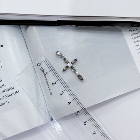 Silver cross with sultanite 1.365ct