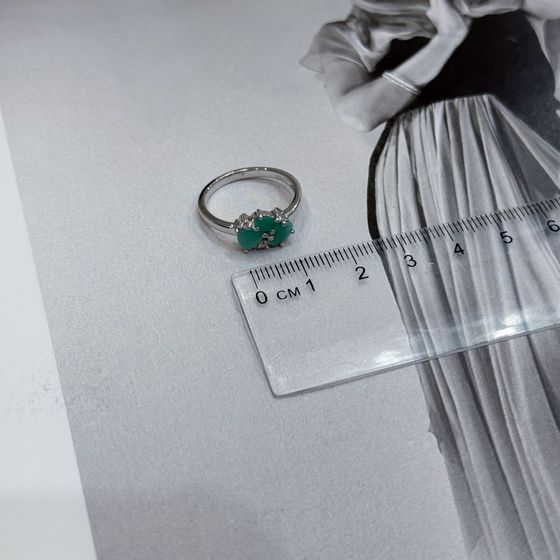 Срібна каблучка зі смарагдом, фіанітами