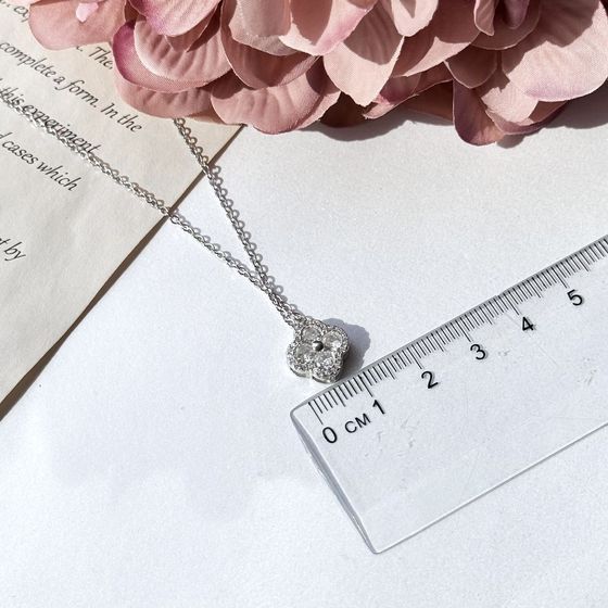 Silver necklace with phianites