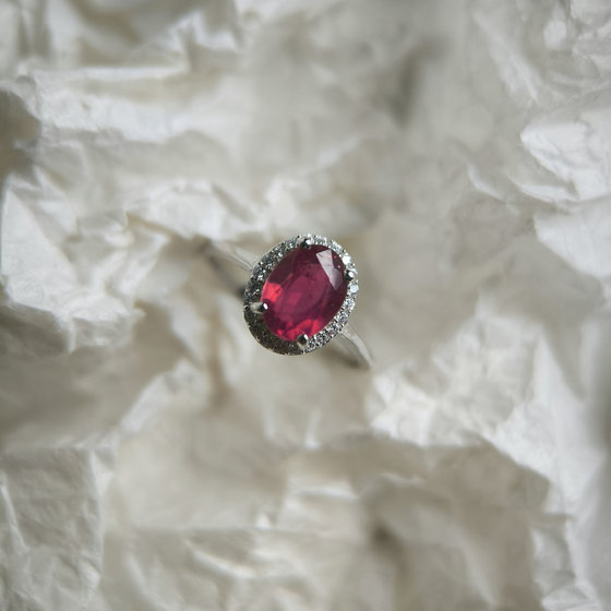 Серебряное кольцо с рубином 1.948ct, фианитами