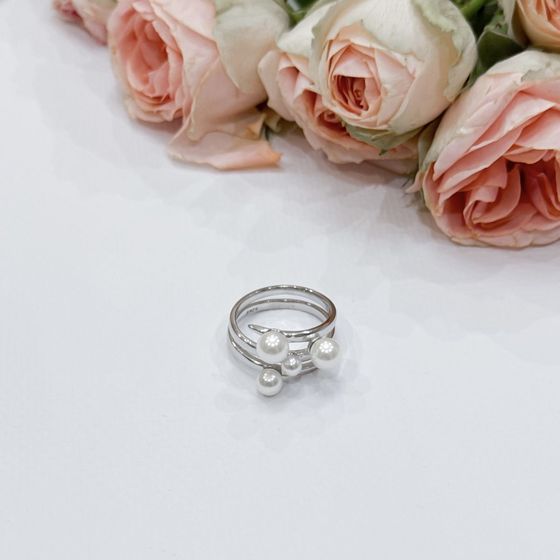Silver ring with pearls