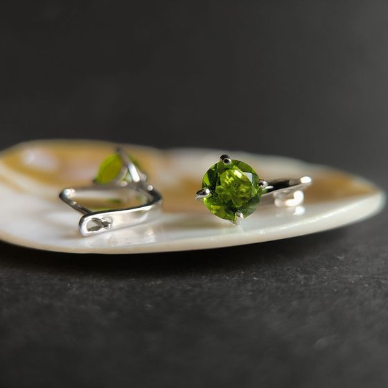 Silver earrings with chrysolite