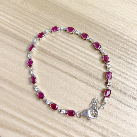 Silver bracelet with a 9.017-carat ruby