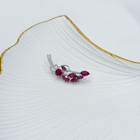 Серебряная брошка с рубином