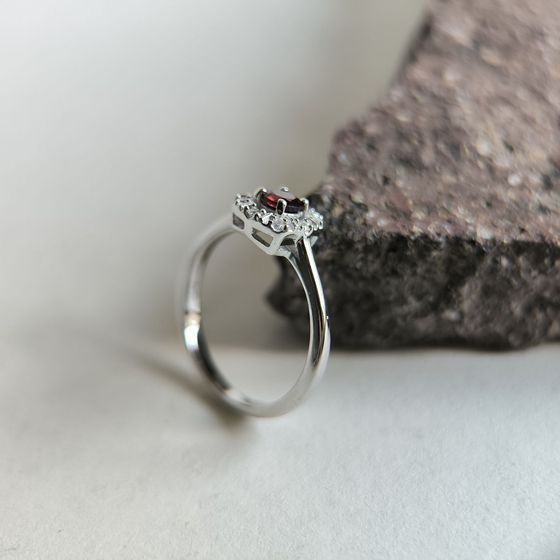Срібна каблучка з гранатом 0.408ct, фіанітами