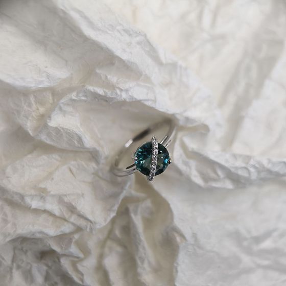 Серебряное кольцо с топазом Лондон Блю 1.841ct, фианитами