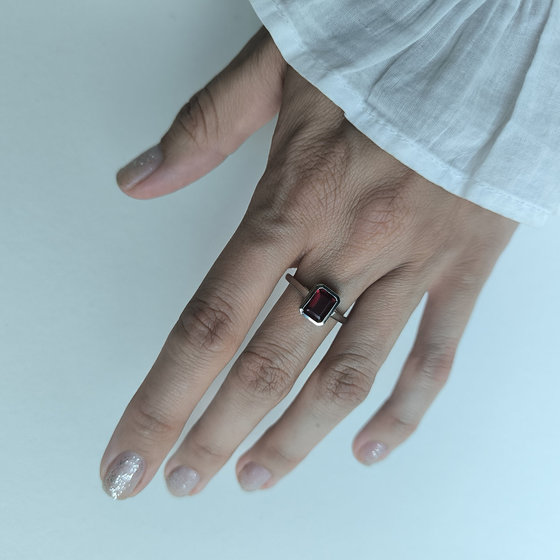 Silver ring with a 1.261ct nano garnet