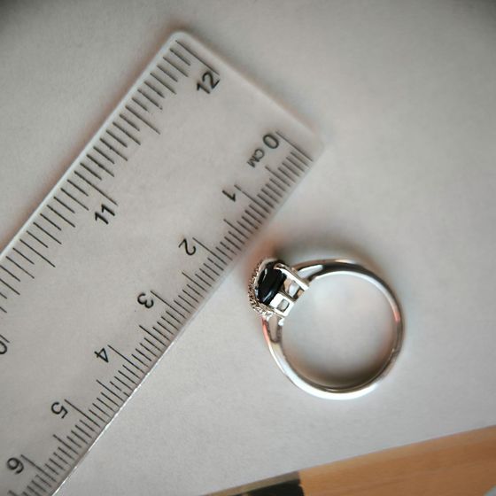 Срібна каблучка з сапфіром 2.732ct, фіанітами