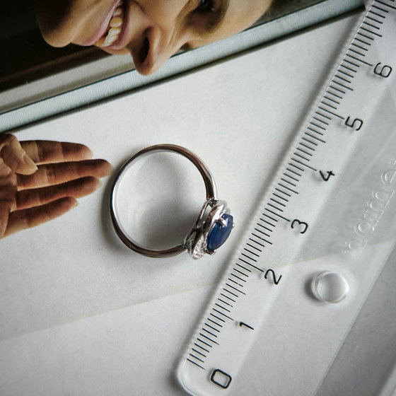 Срібна каблучка з сапфіром та фіанітами