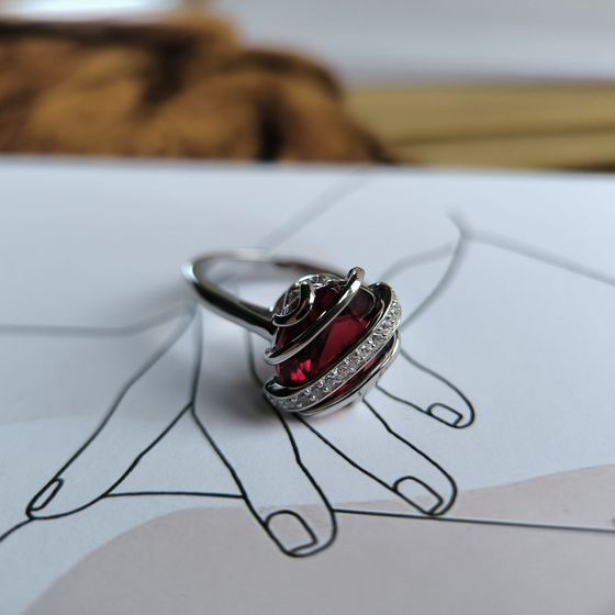 Срібна каблучка з гранатом 4.055ct