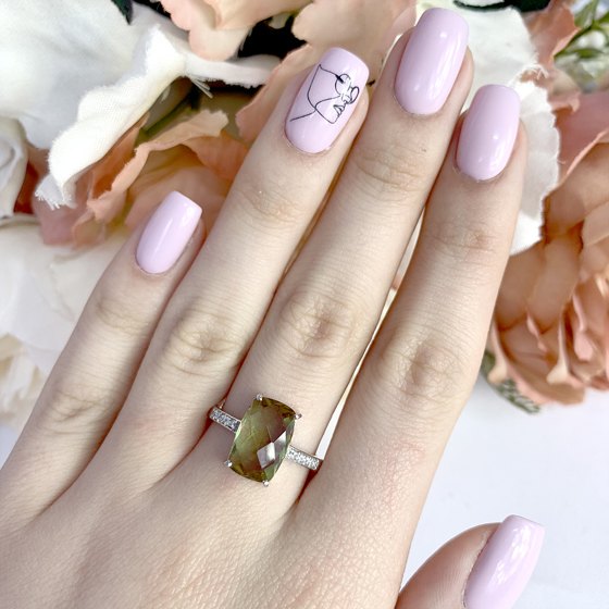 Silver ring with a 3.53-carat sultana