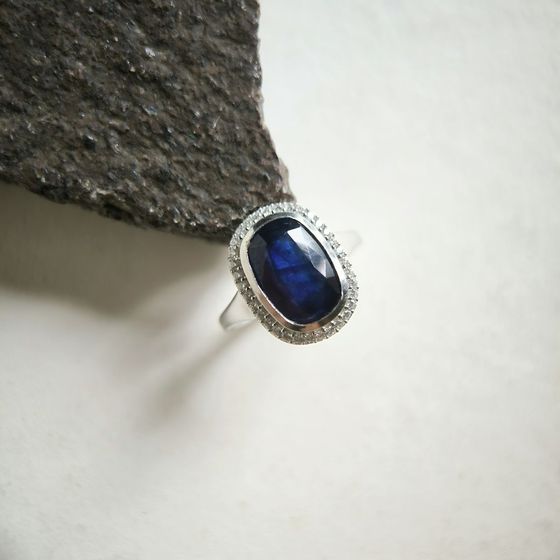 Серебряное кольцо с сапфиром 5.835ct, фианитами
