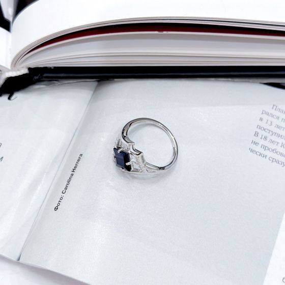 Срібна каблучка з сапфіром 2.13ct, фіанітами