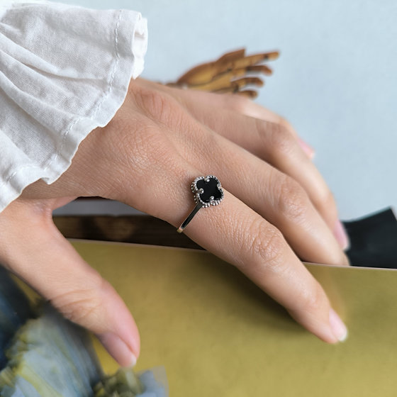 Серебряное кольцо с ониксом, фианитами
