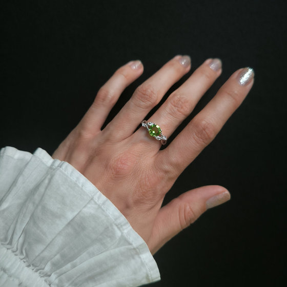 Silver ring with a 1.573-carat chrysolite and cubic zirconia