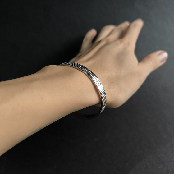 Silver bracelet without stones