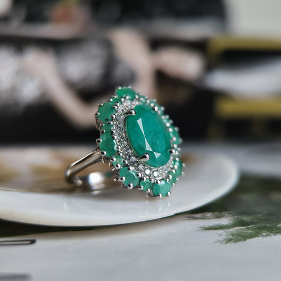 Silver ring with emerald 5.565ct