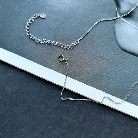 Silver necklace with phianites