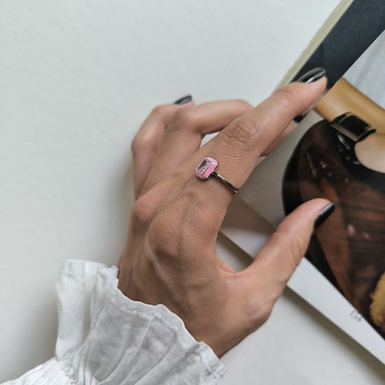 Срібна каблучка з фіанітами, емаллю