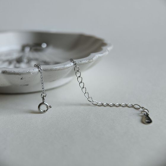 Silver necklace with mother-of-pearl