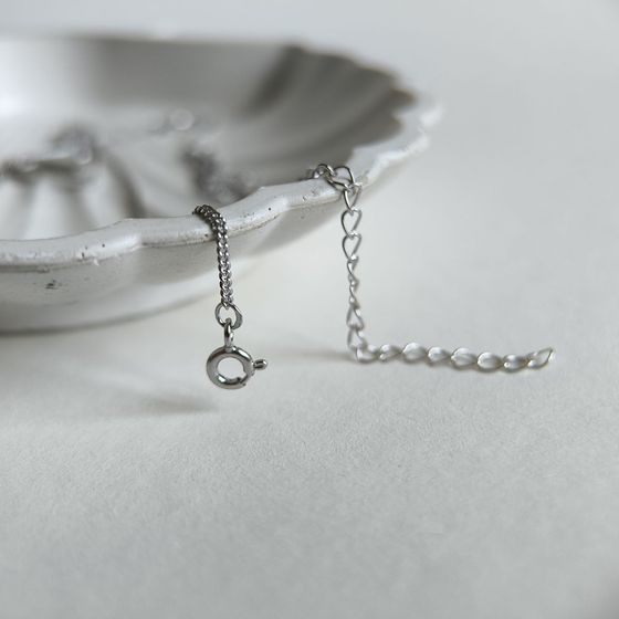 Silver necklace with mother-of-pearl