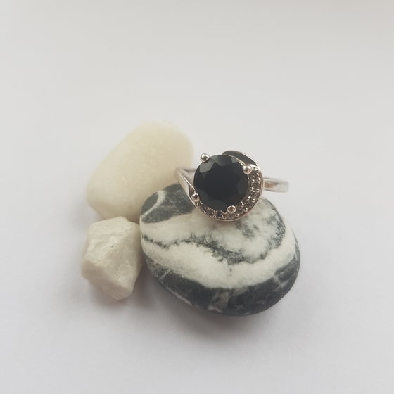 Серебряное кольцо с сапфиром, топазом белым