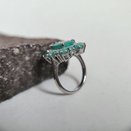 Silver ring with emerald 5.565ct