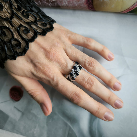 Срібне кільце з сапфіром 5.625ct, фіанітами