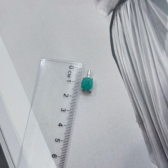 Silver pendant with a 2.357-carat emerald