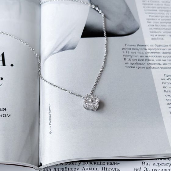 Silver necklace with phianites