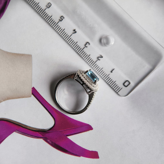 Срібна каблучка з топазом 3.289ct, фіанітами