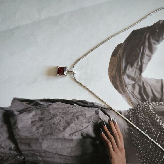 Silver pendant with 0.85ct garnet