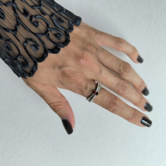 Срібна каблучка з гранатом 0.643ct, фіанітами