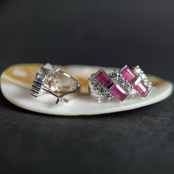 Срібні сережки з рубіном 6.107ct, фіанітами