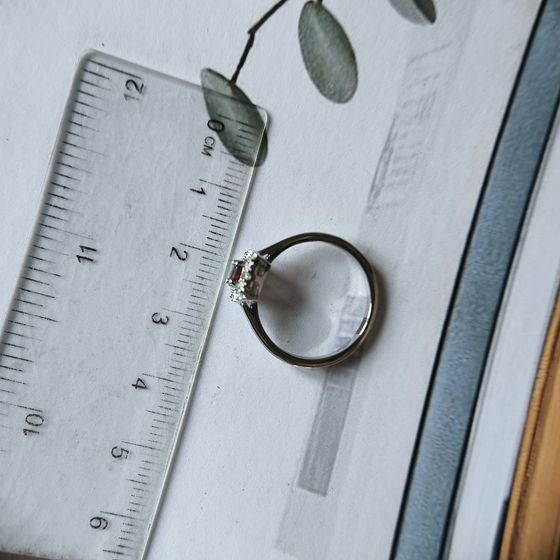 Срібна каблучка з гранатом 0.408ct, фіанітами