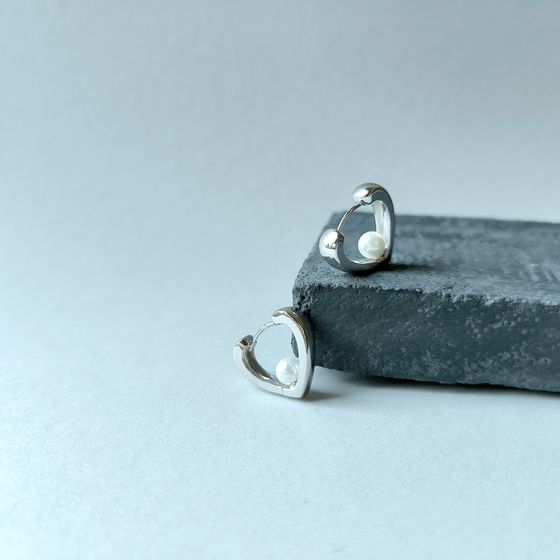 Срібні сережки з перлами