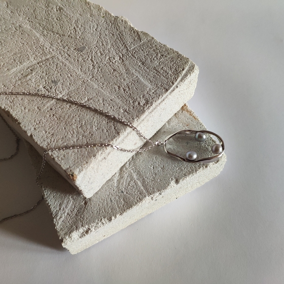 Silver necklace with pearls