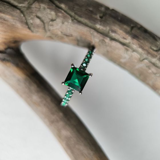 Silver ring with emerald nano