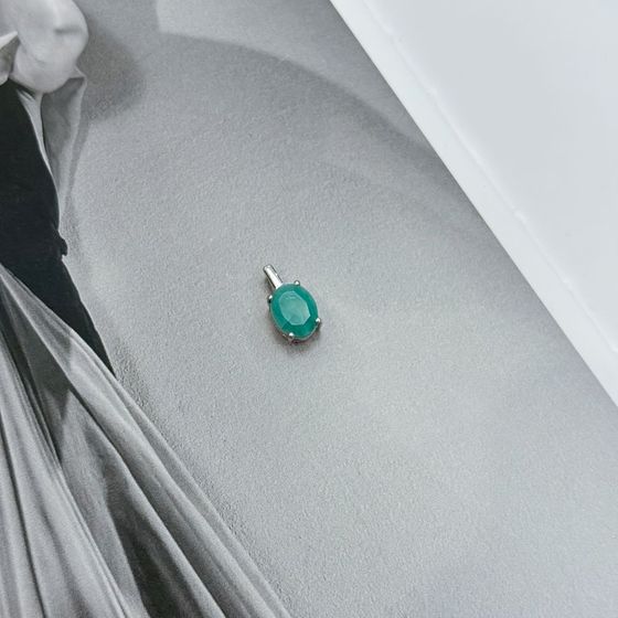 Silver pendant with a 2.357-carat emerald