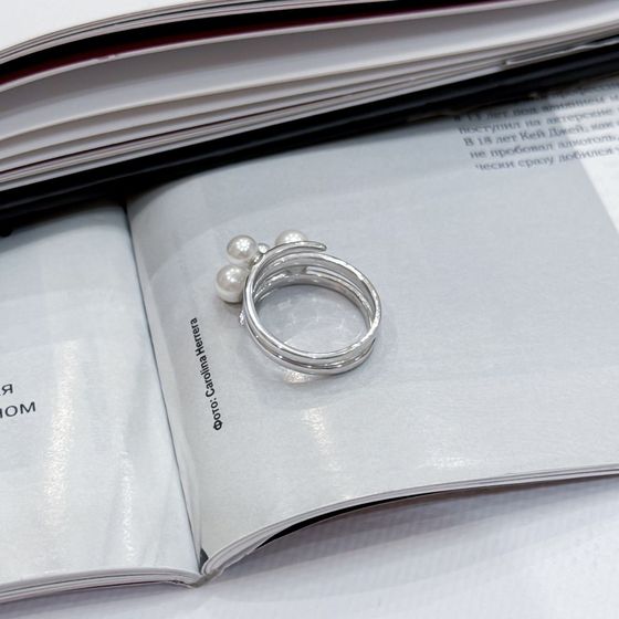 Silver ring with pearls