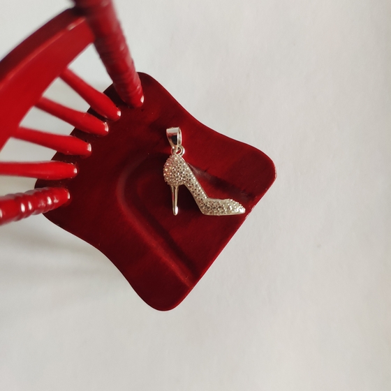 Silver pendant with phianites