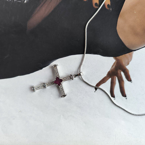 Срібний хрестик з рубіном 1,53 карата, фіанітами