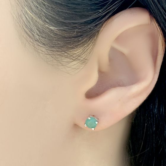 Silver earrings with a 0.89-carat emerald