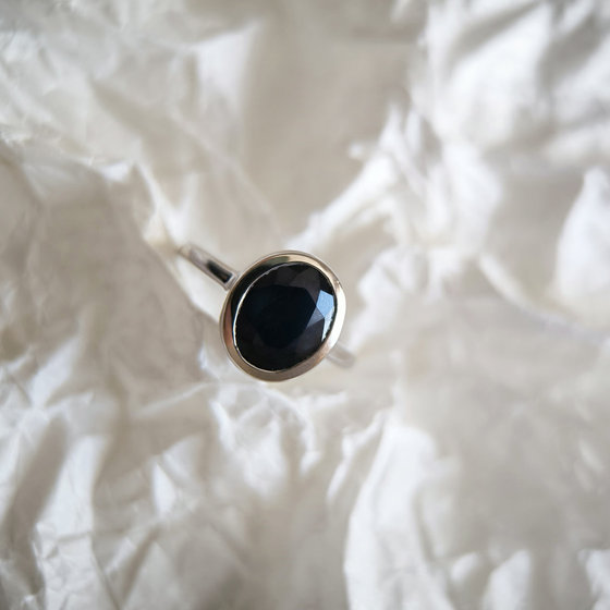 Silver ring with sapphire 2.963ct