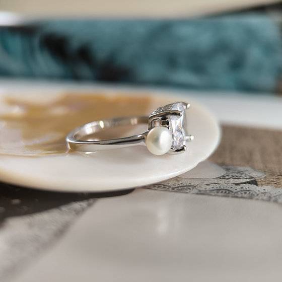 Silver ring with pearls and cubic zirconia